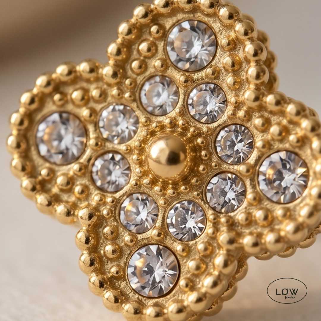 Fortuna Clover Stud Earrings Gold fra LØW Jewelry øreobber