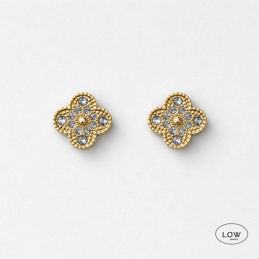 Fortuna Clover Stud Earrings Gold fra LØW Jewelry øreobber