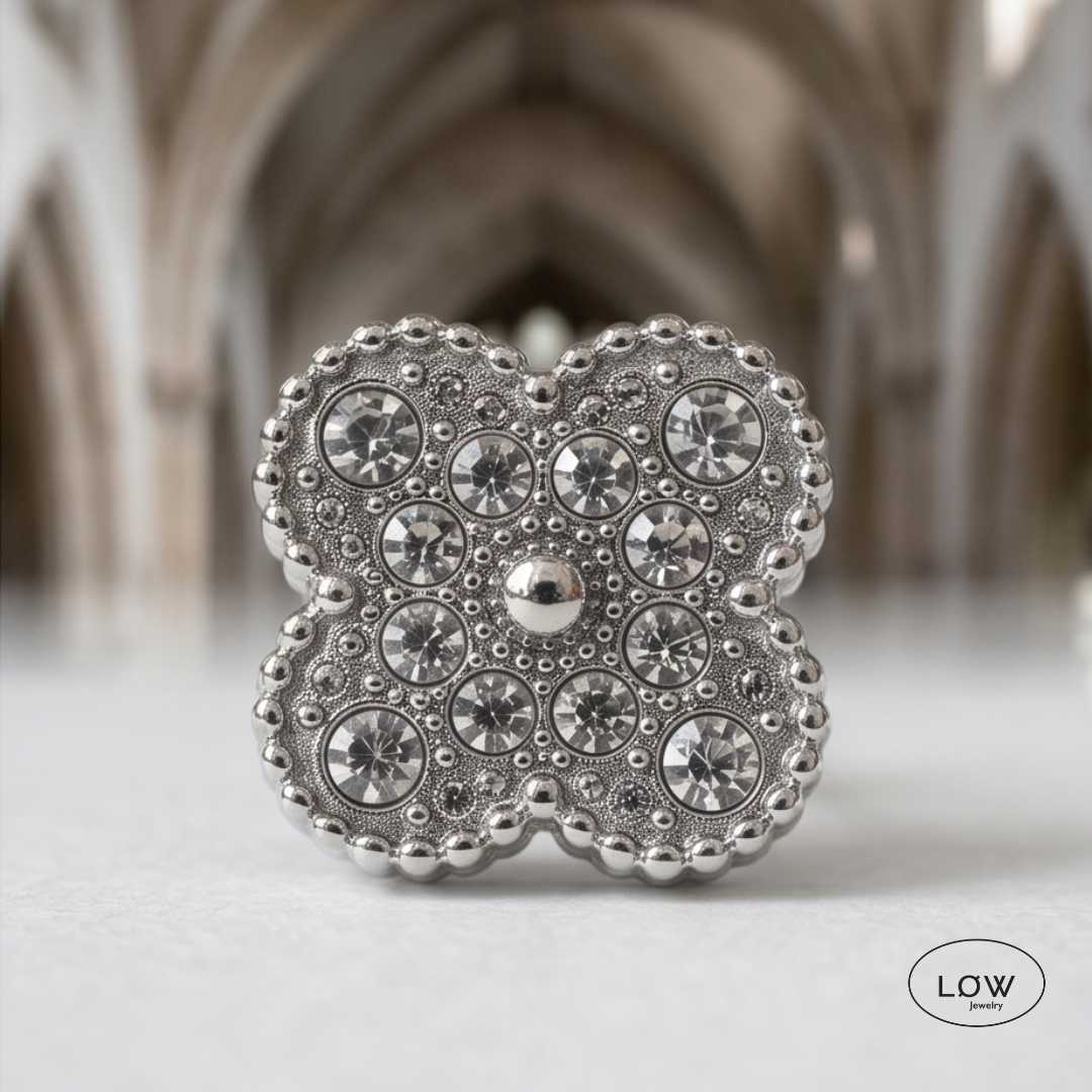 Fortuna Clover Stud Earrings Silver fra LØW Jewelry øredobber