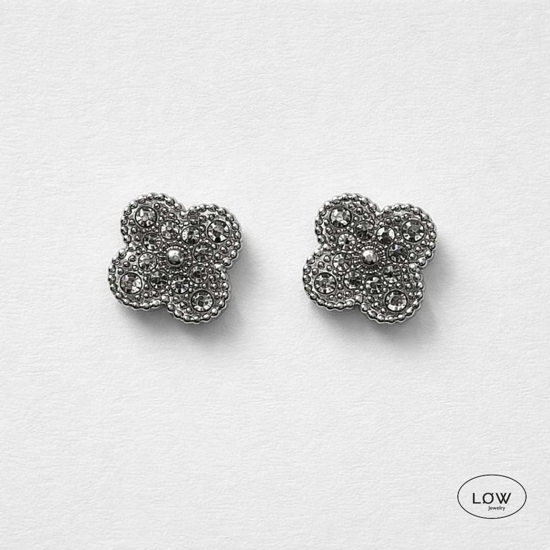 Fortuna Clover Stud Earrings Silver fra LØW Jewelry øredobber