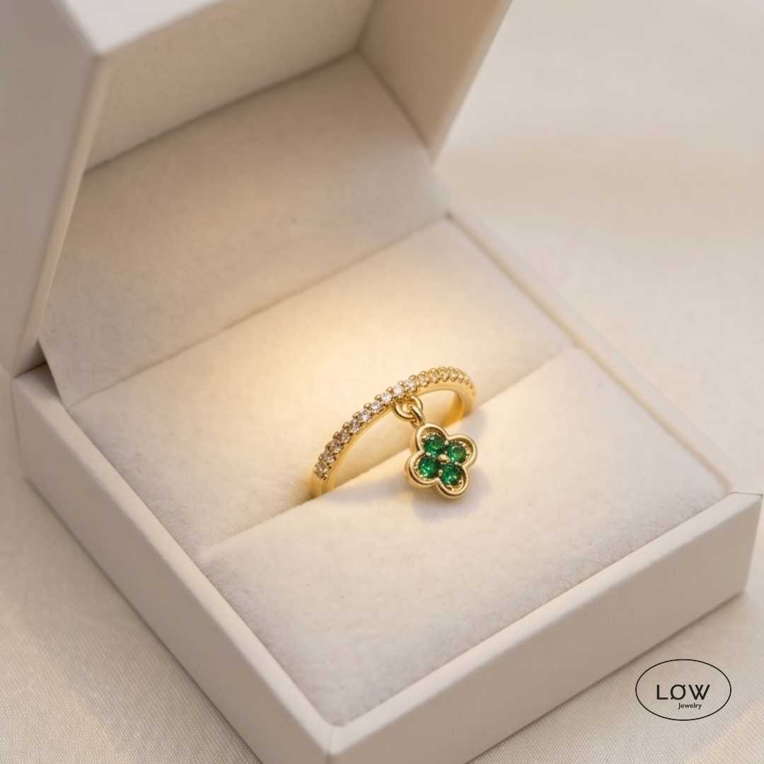 Fortuna Emerald Charm Ring Gold fra LØW Jewelry pen justerbar ring
