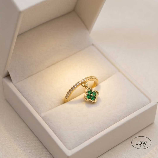 Fortuna Emerald Charm Ring Gold fra LØW Jewelry pen justerbar ring