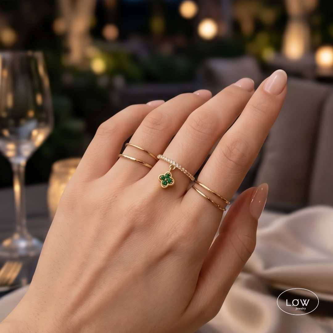 Fortuna Emerald Charm Ring Gold fra LØW Jewelry pen justerbar ring