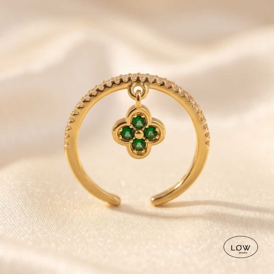 Fortuna Emerald Charm Ring Gold fra LØW Jewelry pen justerbar ring
