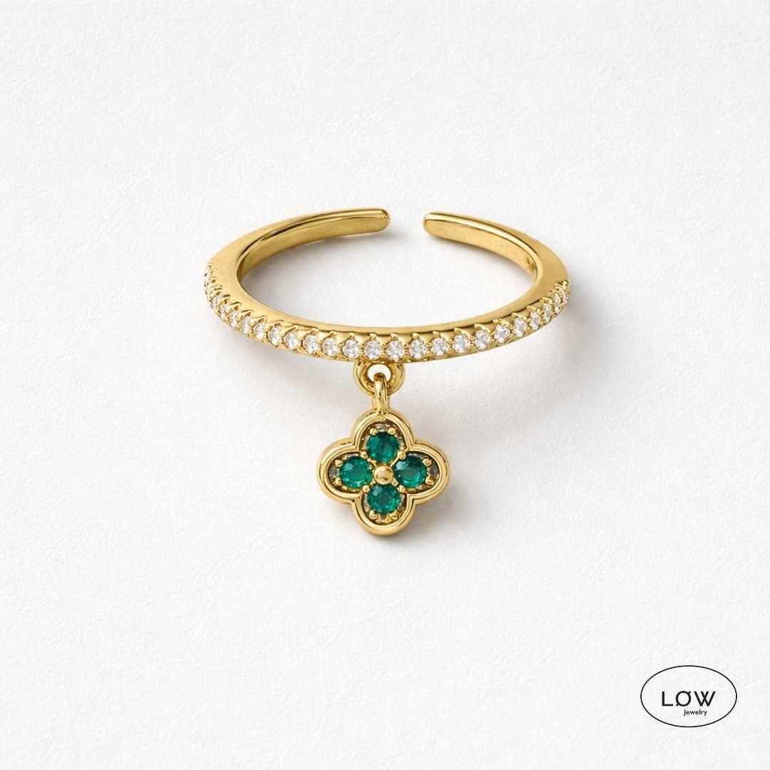 Fortuna Emerald Charm Ring Gold fra LØW Jewelry pen justerbar ring