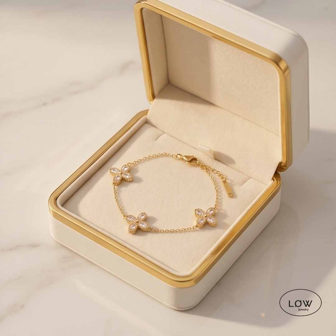 Armbånd French Romantic Clover Bracelet rustfritt stål belagt med 18K gull zircona stener LØW Jewelry