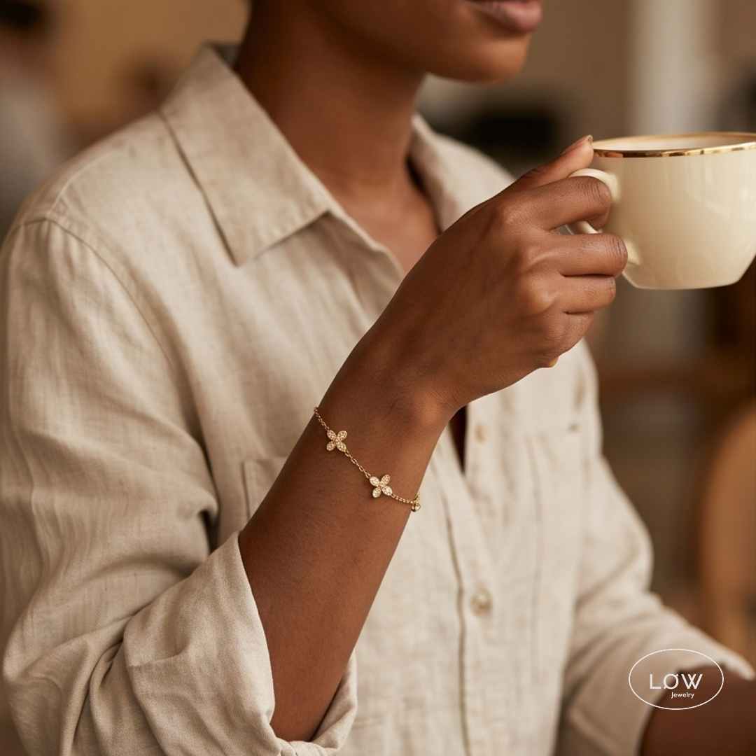 Armbånd French Romantic Clover Bracelet rustfritt stål belagt med 18K gull zircona stener LØW Jewelry