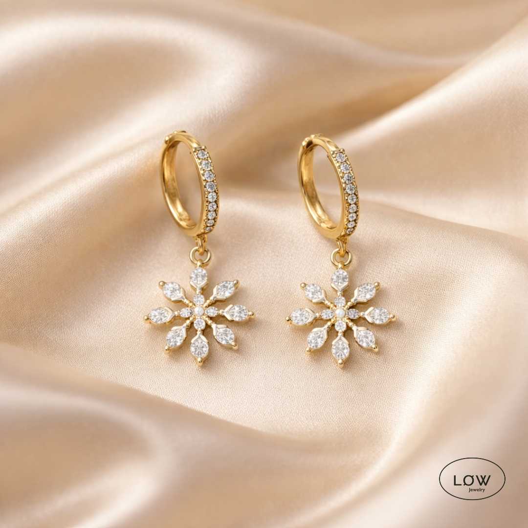 Frostelle Snowflake Charm Hoop Earrings Gold fra LØW Jewelry øreringer