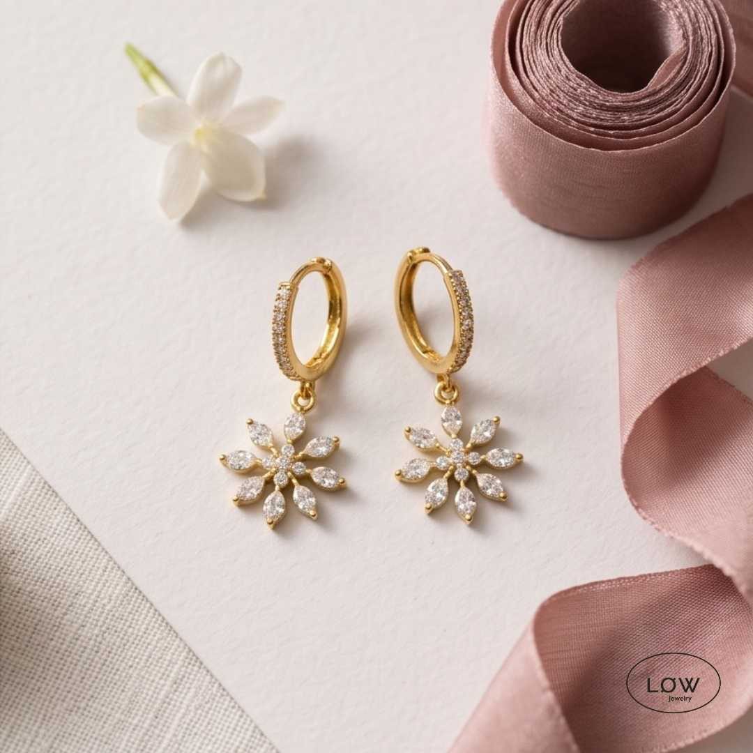Frostelle Snowflake Charm Hoop Earrings Gold fra LØW Jewelry øreringer