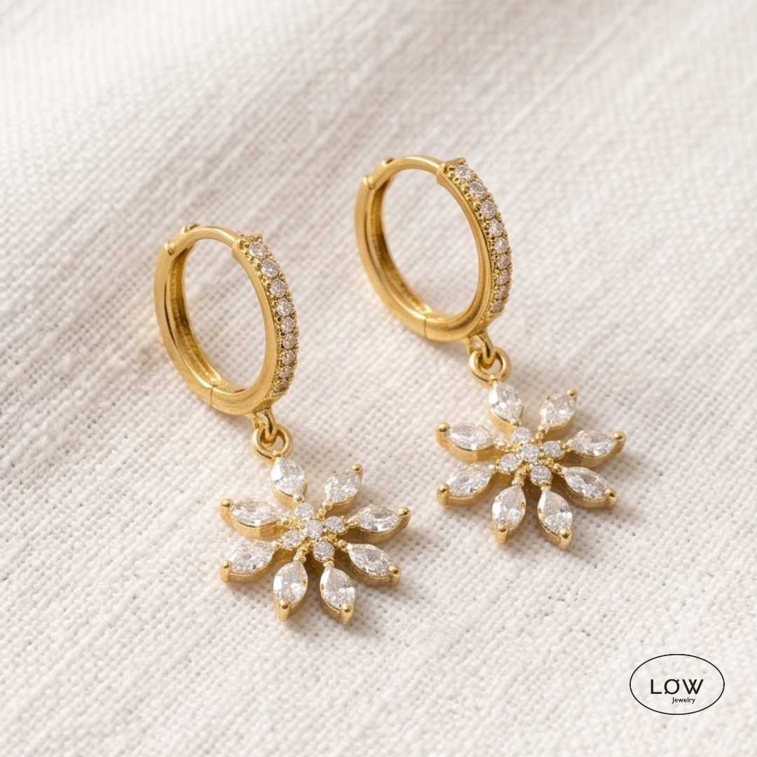 Frostelle Snowflake Charm Hoop Earrings Gold fra LØW Jewelry øreringer