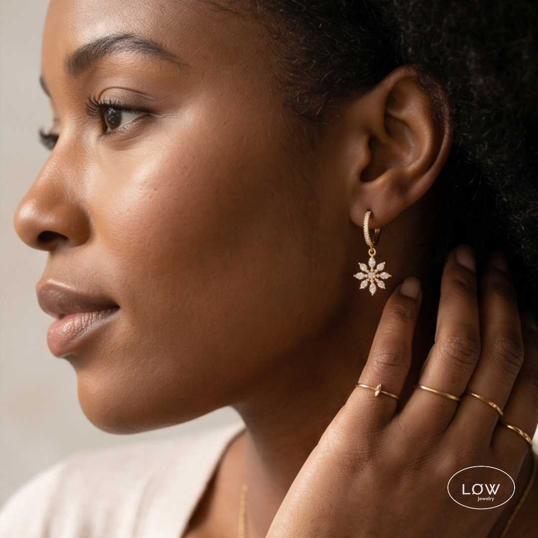 Frostelle Snowflake Charm Hoop Earrings Gold fra LØW Jewelry øreringer