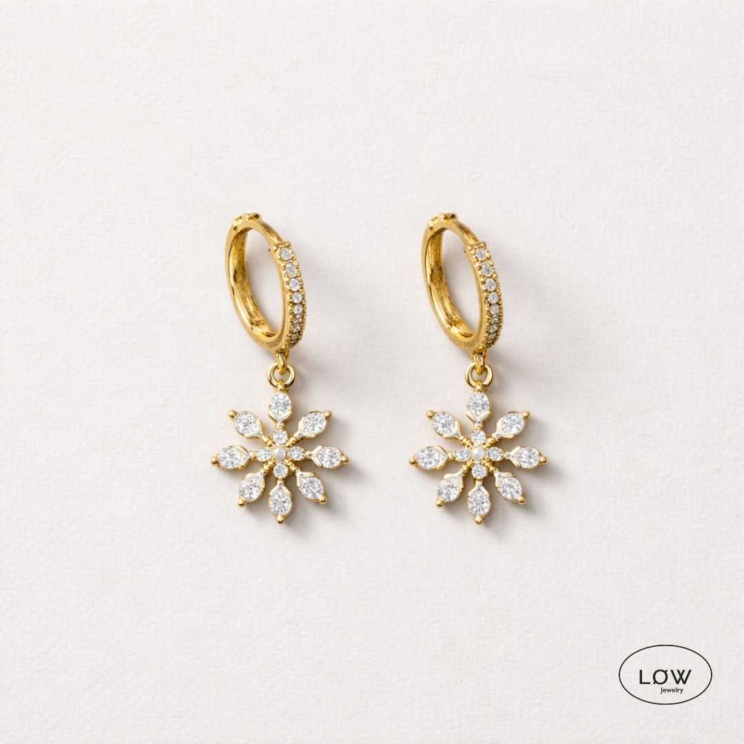 Frostelle Snowflake Charm Hoop Earrings Gold fra LØW Jewelry øreringer