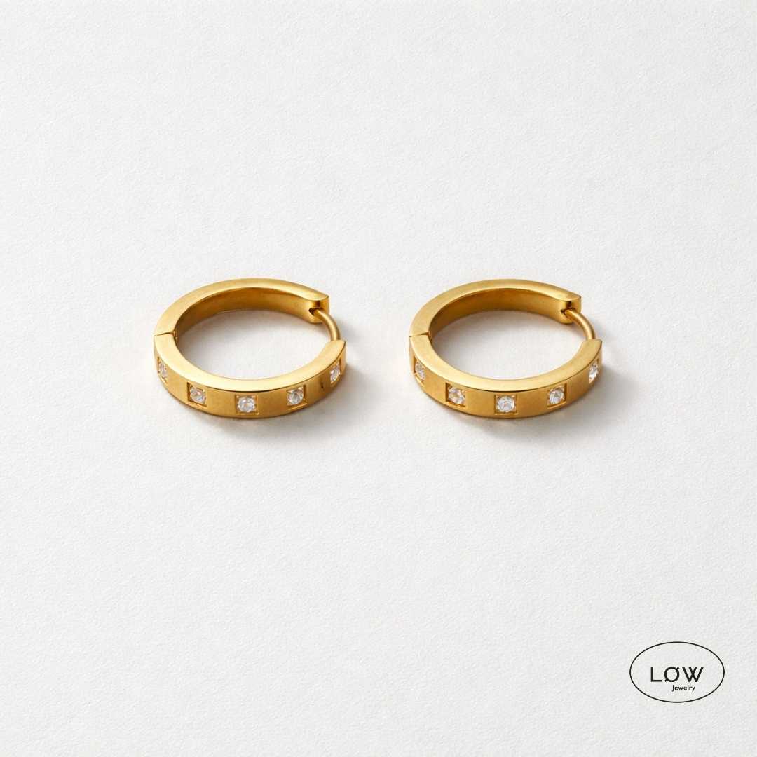 Gold Zircon Huggie Hoop Earrings øreringer hoops rustfritt stål gullfarget med zircona stener LØW Jewelry