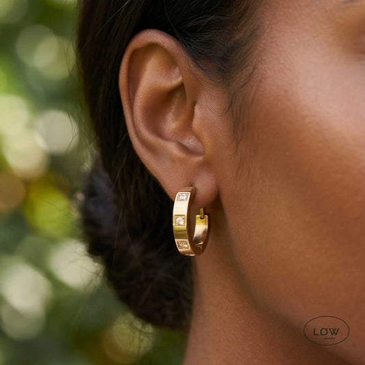 Gold Zircon Huggie Hoop Earrings øreringer hoops rustfritt stål gullfarget med zircona stener LØW Jewelry