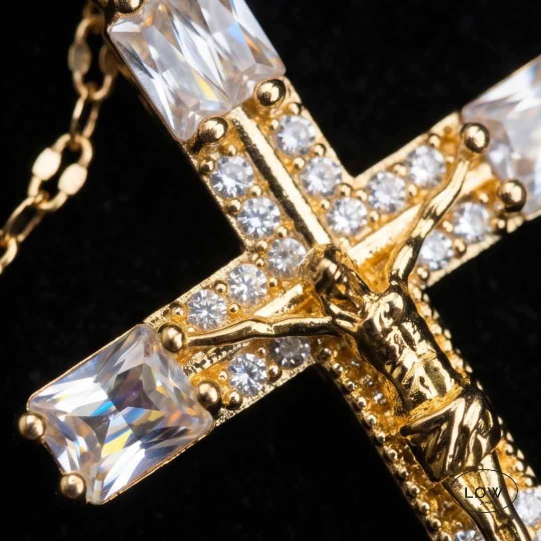 Halssmykke kors med krusifiks Golden Crucifix Cross Pendant Necklace LØW Jewelry