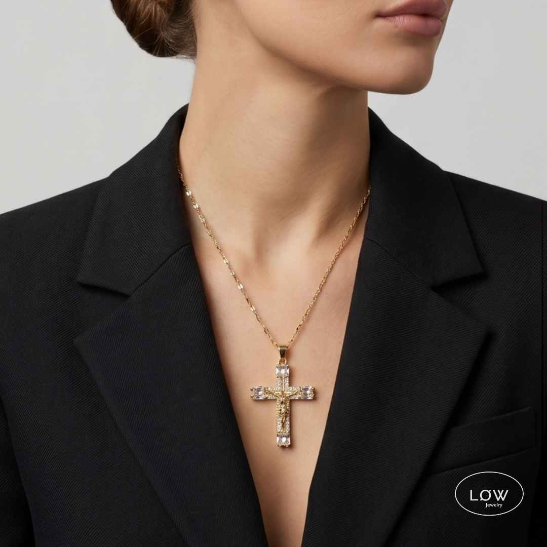 Halssmykke kors med krusifiks Golden Crucifix Cross Pendant Necklace LØW Jewelry