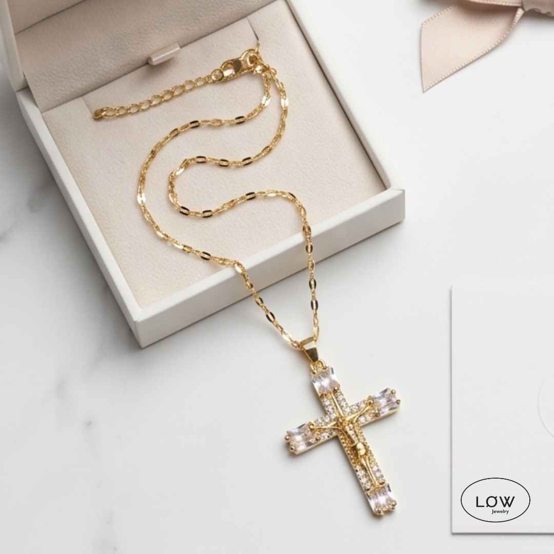 Halssmykke kors med krusifiks Golden Crucifix Cross Pendant Necklace LØW Jewelry
