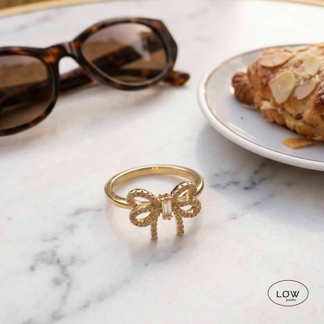 Golden Bow Ring – justerbar open ring fra LØW Jewelry
