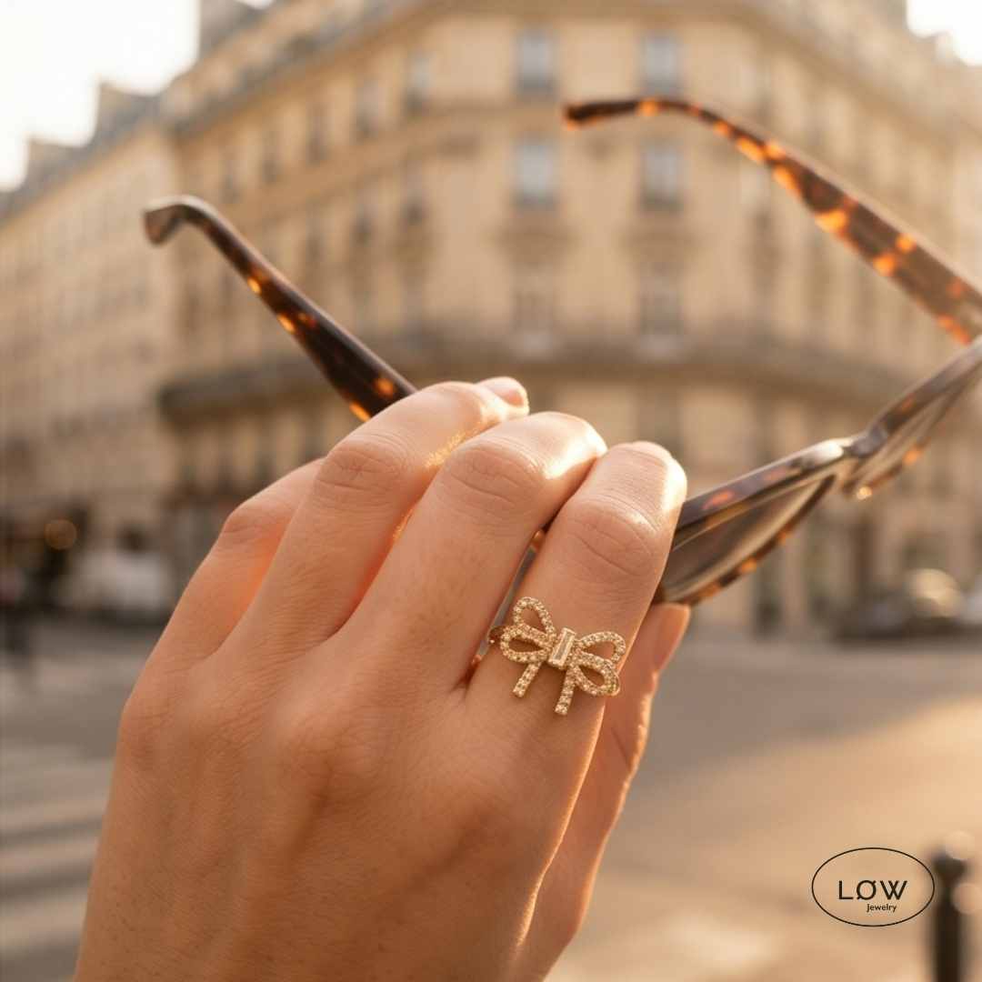 Golden Bow Ring – justerbar open ring fra LØW Jewelry