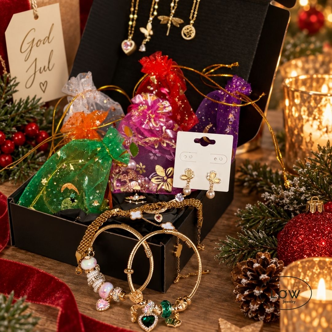LØW Jewelry julekalender med 24 gullfargede smykker. Verdi fra 3.096 kr – din pris 1.990 kr. Ringer, ørepynt, armbånd, charms og mer.