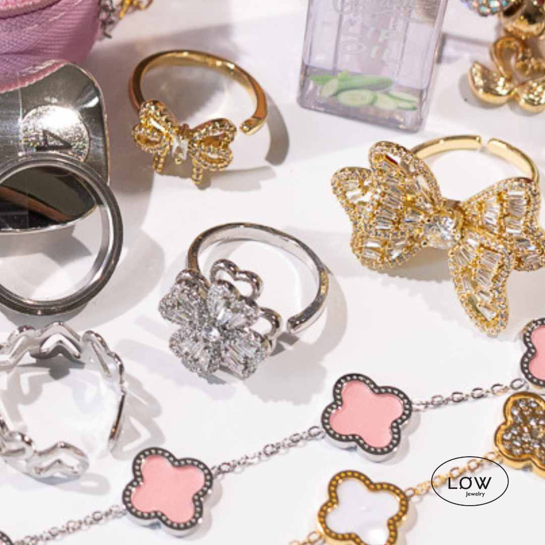 Fidget open spinner ring LØW Jewelry. Stainless steel. 18K gull platet, bow, butterfly, clove design