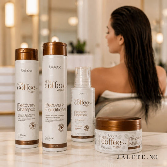 KeraCoffee Vegan bundle med 100 ml keratinbehandling, 300 ml shampoo, 300 ml conditioner og 250 ml masque. For mindre frizz, glans og komplett hjemmepleie.