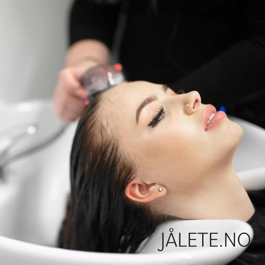 Hår som vaskes etter keratinbehandling – behandlingen kan vaskes ut samme dag etter at håret er ferdig rettet