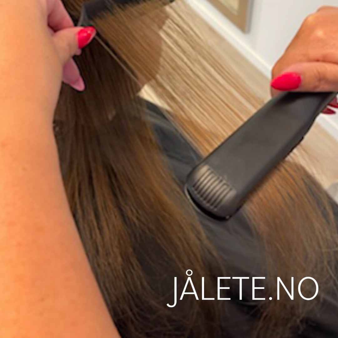 Før og etter keratinbehandling – frizzy og tørt hår før behandling, glatt og glansfullt hår etter keratinbehandling hjemme