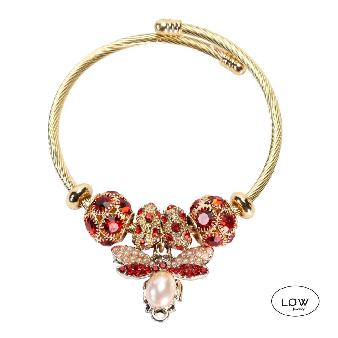 Charmsarmbånd fra LØW Jewelry ferdig fylt med charms: Bee Charm Cuff fra LØW Jewelry med røde detaljer