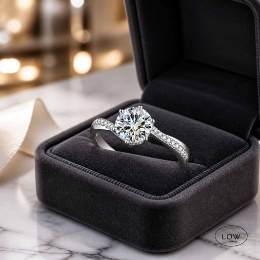 Lab Grown Moissanite Ring 1CT – Sterling Silver fra LØWELER LØW Jewelry