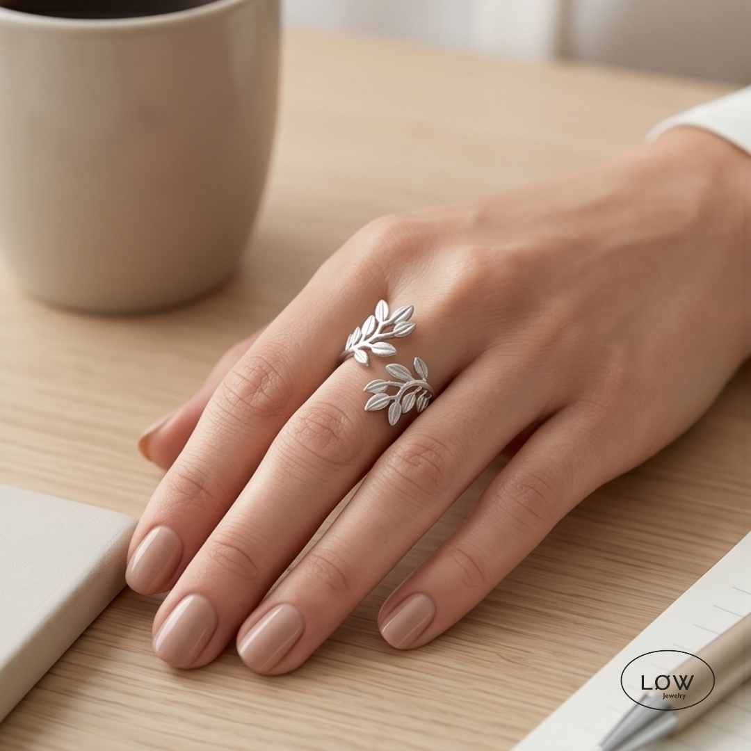 Leaf Open Ring White Gold fra LØW Jewelry justerbar ring rustfritt stål belagt med 18K hvitt gull