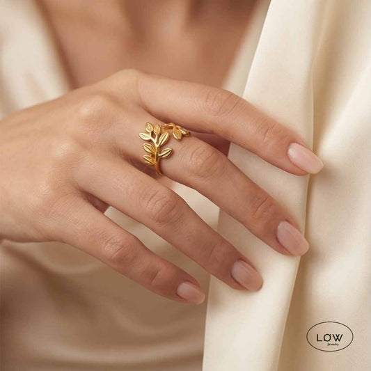 Leaf Ring – justerbar open ring fra LØW Jewelry rustfritt stål belagt med 18K gul