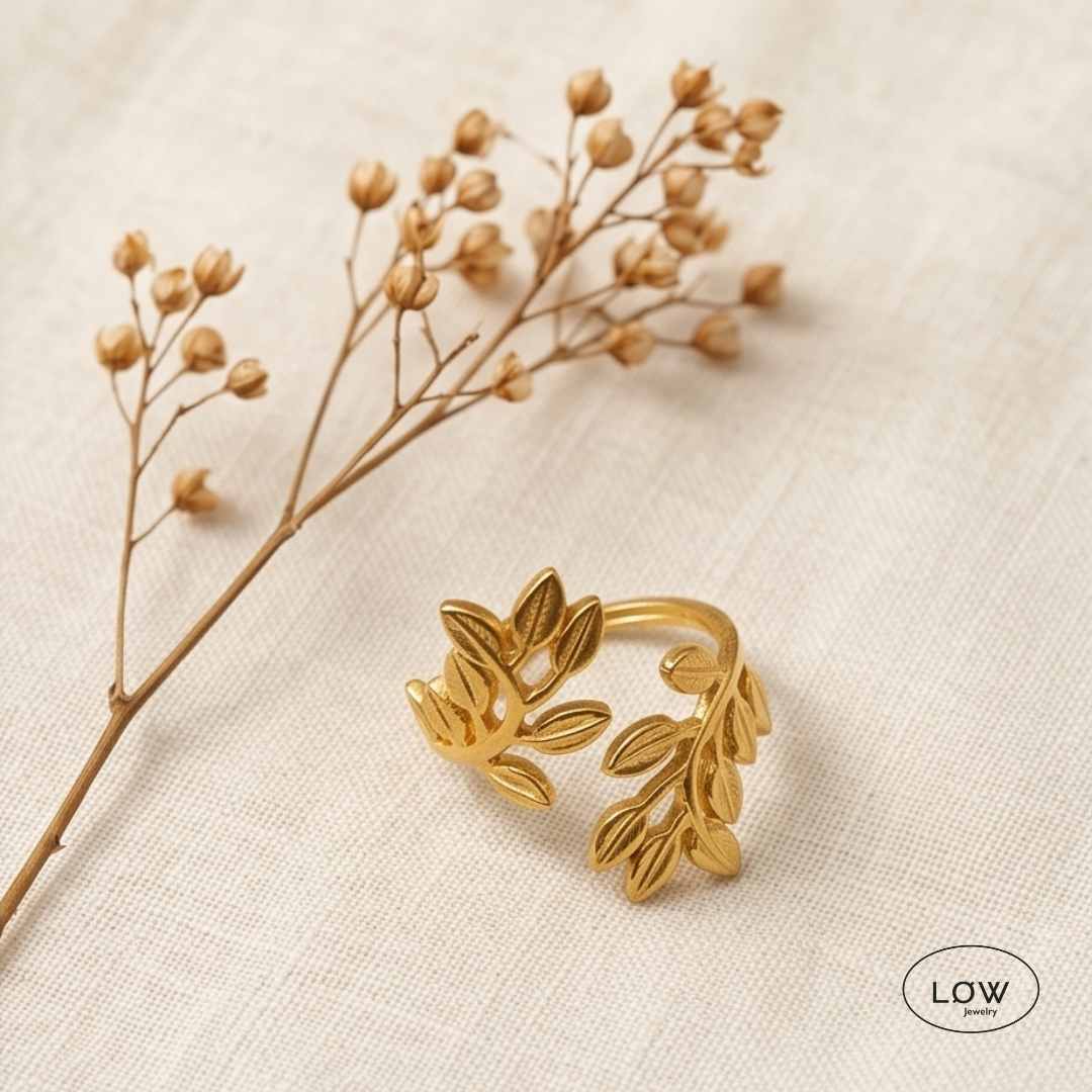 Leaf Ring – justerbar open ring fra LØW Jewelry rustfritt stål belagt med 18K gul