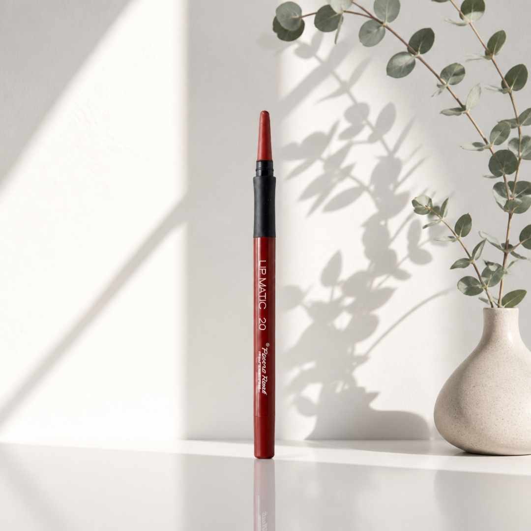  Pierre René Lip Matic Lipliner er en vannfast lipliner i twist-format (ingen spissing) som gir presis definisjon og bedre hold under gloss eller lip oil.