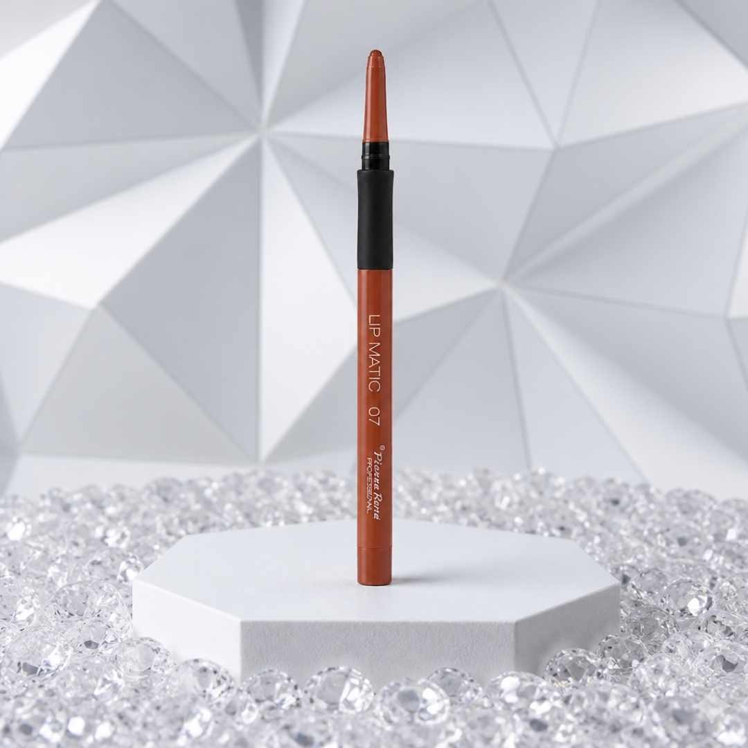  Pierre René Lip Matic Lipliner er en vannfast lipliner i twist-format (ingen spissing) som gir presis definisjon og bedre hold under gloss eller lip oil.
