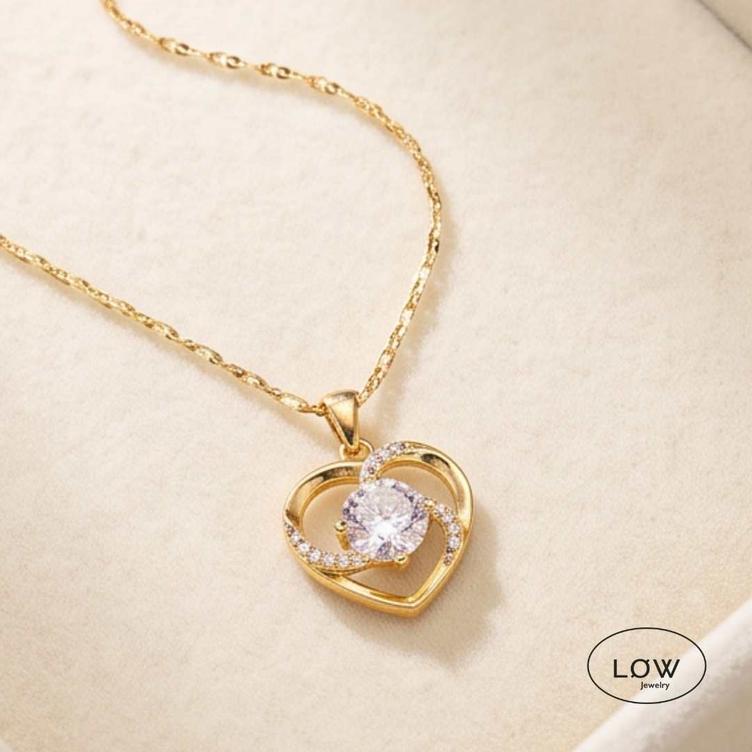Love Heart Pendant Necklace med glitrende zirkonia og romantisk hjertedesign. Velg rosa eller klar stein. Nikkelfritt smykke fra LØW Jewelry.