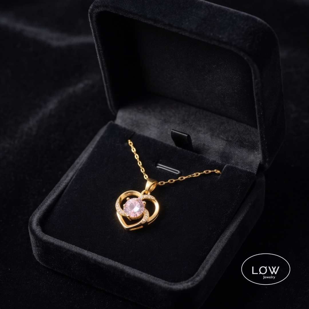 Love Heart Pendant Necklace med glitrende zirkonia og romantisk hjertedesign. Velg rosa eller klar stein. Nikkelfritt smykke fra LØW Jewelry.