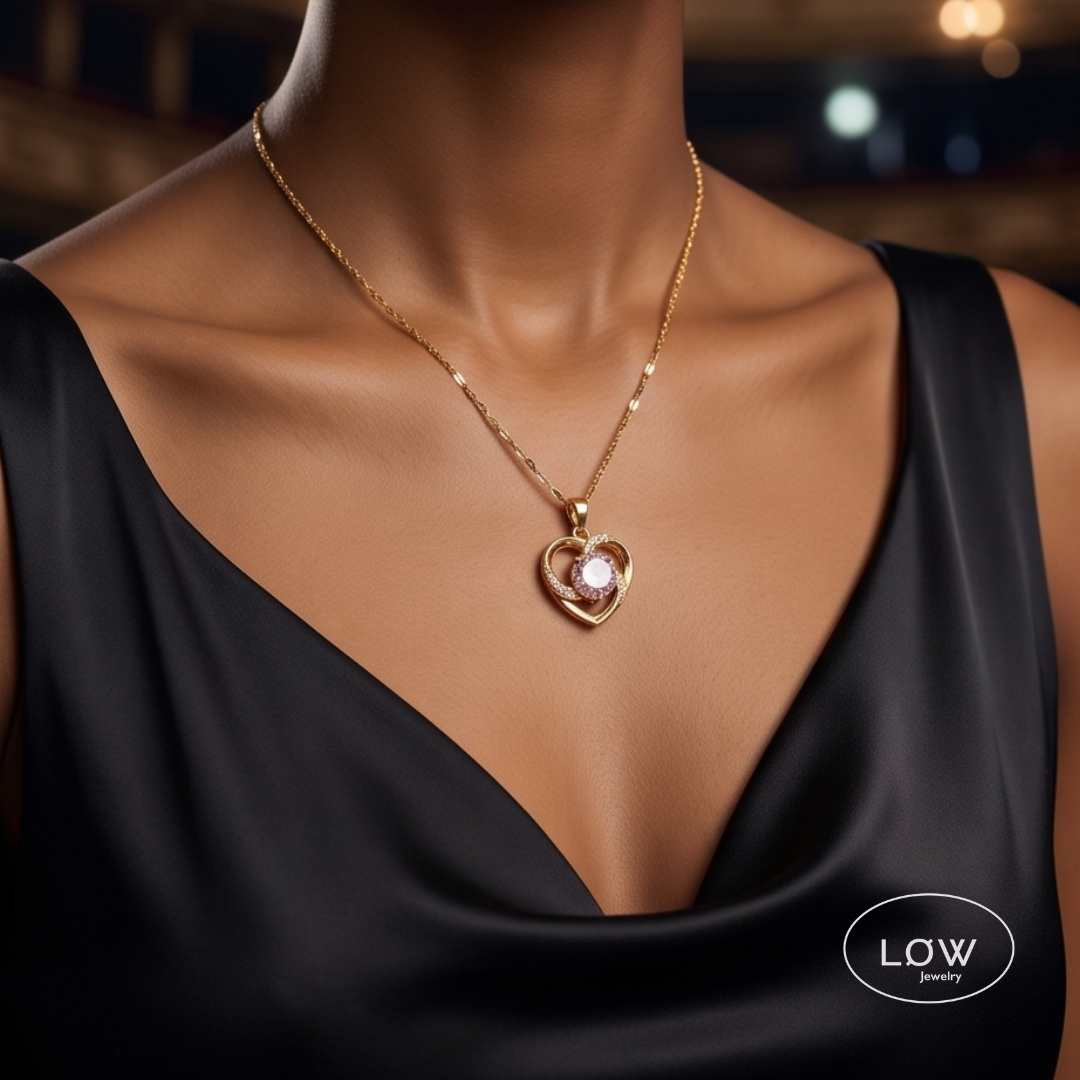 Love Heart Pendant Necklace med glitrende zirkonia og romantisk hjertedesign. Velg rosa eller klar stein. Nikkelfritt smykke fra LØW Jewelry.