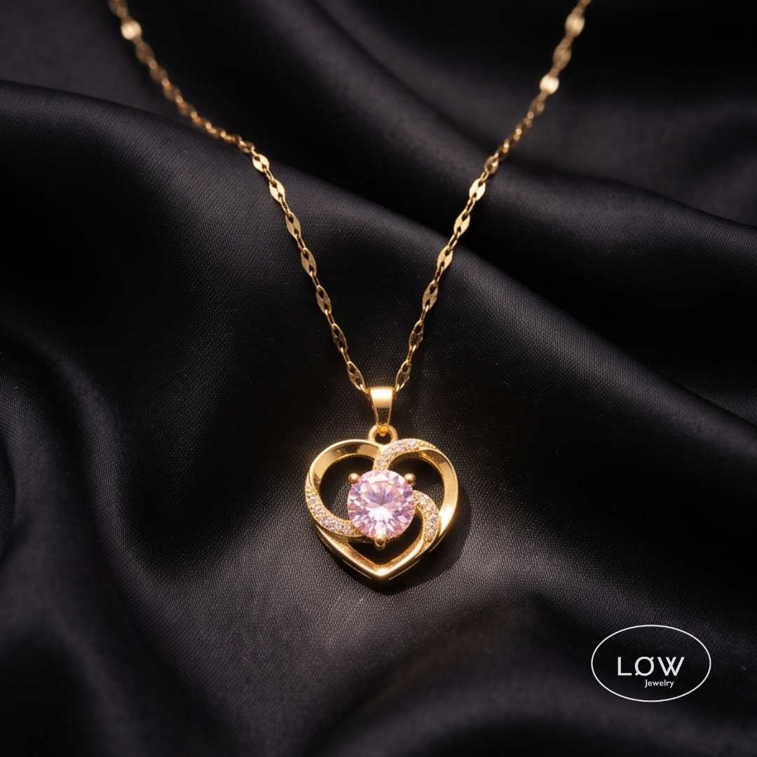 Love Heart Pendant Necklace med glitrende zirkonia og romantisk hjertedesign. Velg rosa eller klar stein. Nikkelfritt smykke fra LØW Jewelry.