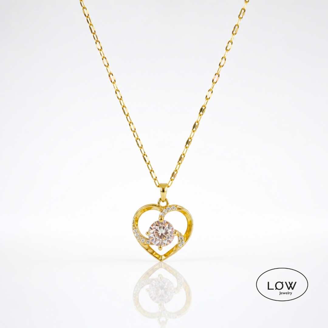Love Heart Pendant Necklace med glitrende zirkonia og romantisk hjertedesign. Velg rosa eller klar stein. Nikkelfritt smykke fra LØW Jewelry.
