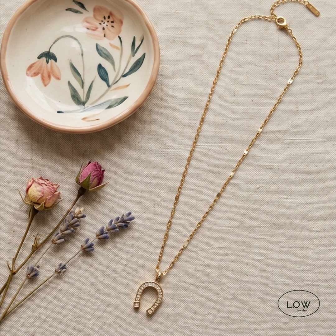 Smykke  Lucky Horseshoe Necklace Gold halssmykke LØW Jewelry