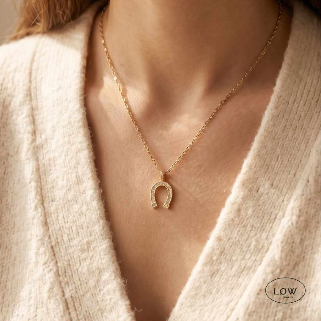 Smykke  Lucky Horseshoe Necklace Gold halssmykke LØW Jewelry