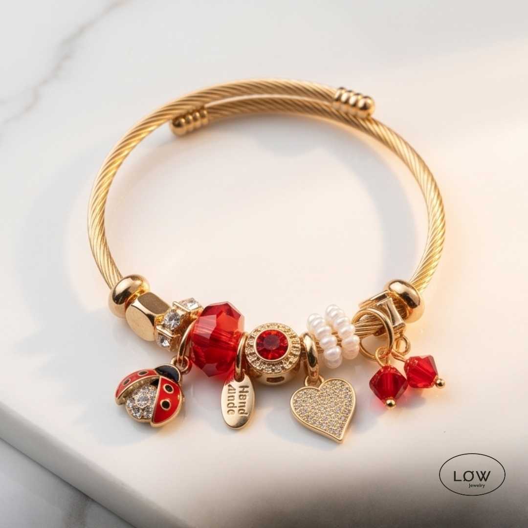 Lucky Ladybug Charm Bracelet Gold fra LØW Jewelry ferdig fylt charmsarmbånd