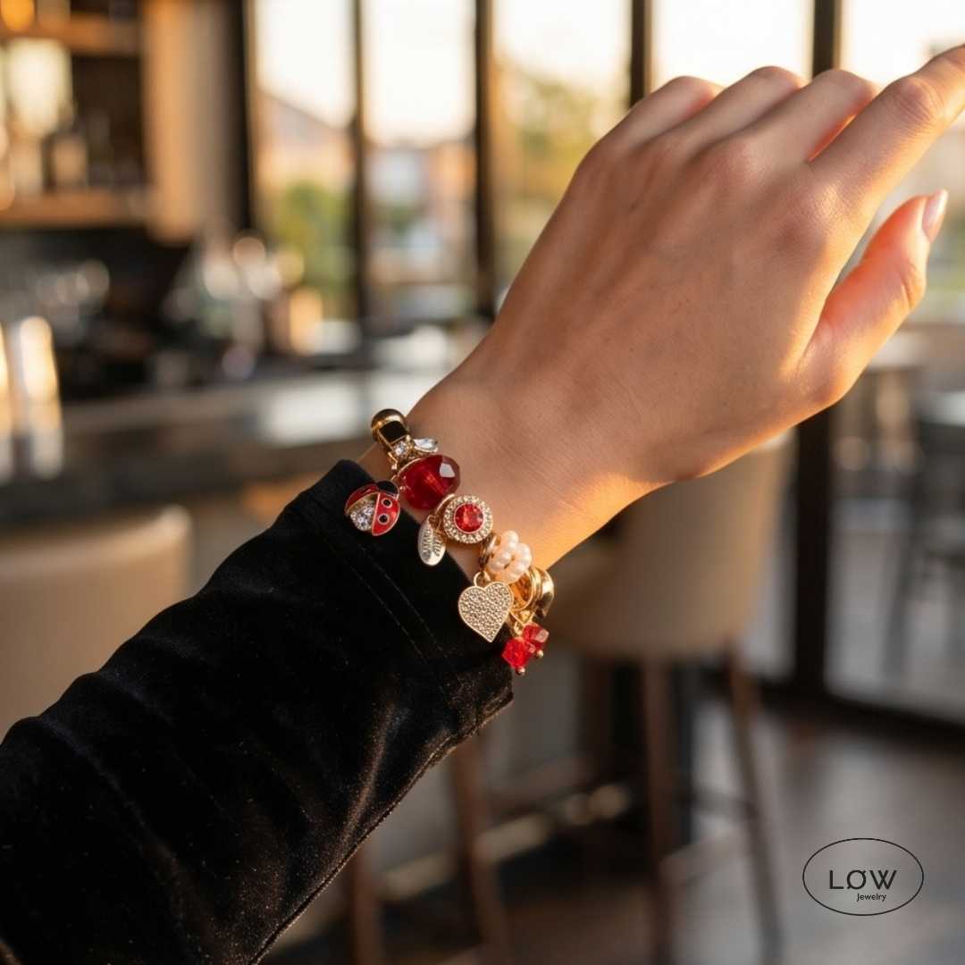 Lucky Ladybug Charm Bracelet Gold fra LØW Jewelry ferdig fylt charmsarmbånd