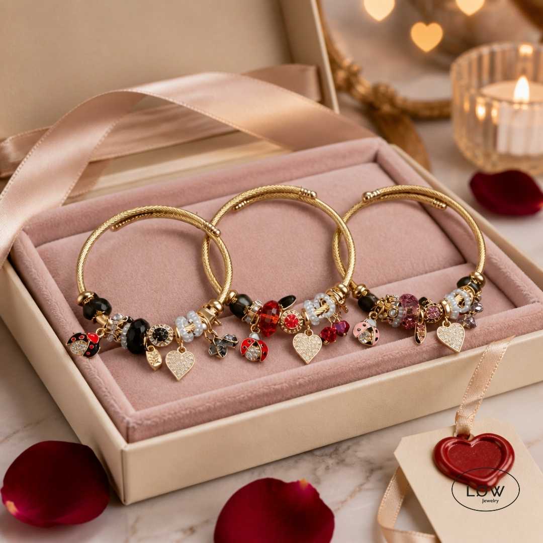 Lucky Ladybug Charm Bracelet Gold fra LØW Jewelry ferdig fylt charmsarmbånd