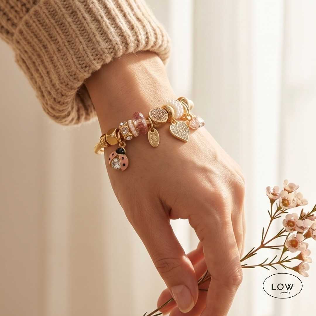Lucky Ladybug Charm Bracelet Gold fra LØW Jewelry ferdig fylt charmsarmbånd