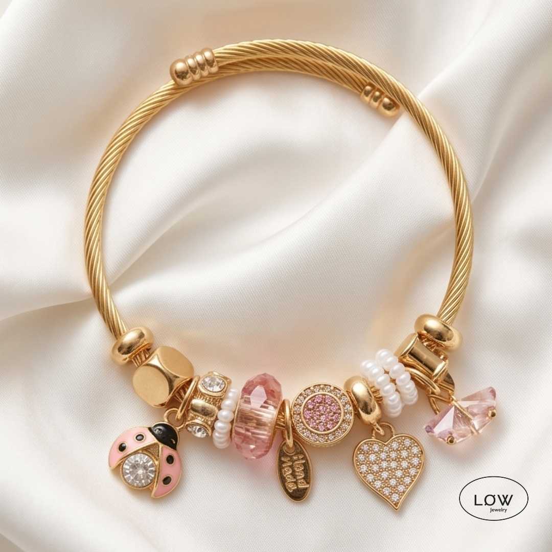 Lucky Ladybug Charm Bracelet Gold fra LØW Jewelry ferdig fylt charmsarmbånd