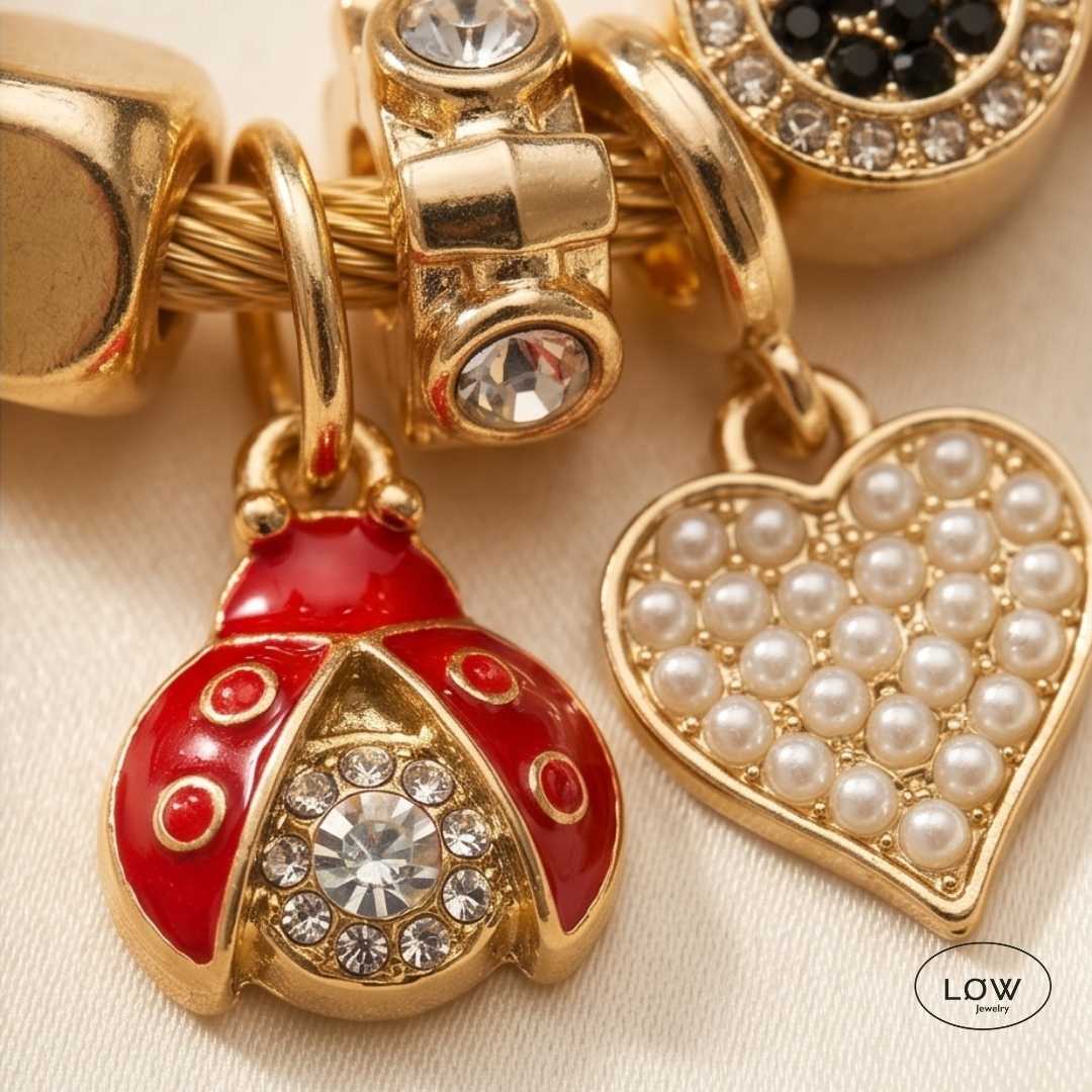 Lucky Ladybug Charm Bracelet Gold fra LØW Jewelry ferdig fylt charmsarmbånd