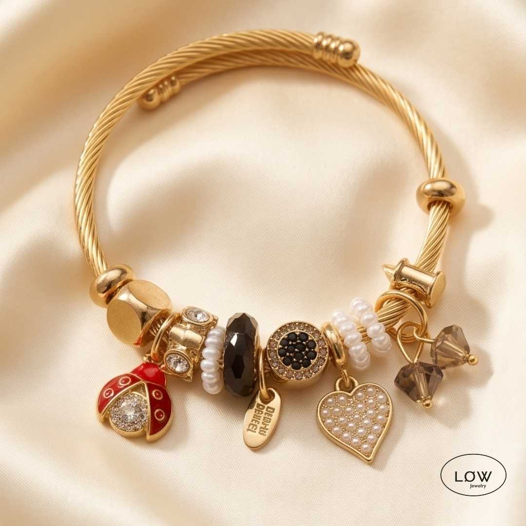 Lucky Ladybug Charm Bracelet Gold fra LØW Jewelry ferdig fylt charmsarmbånd