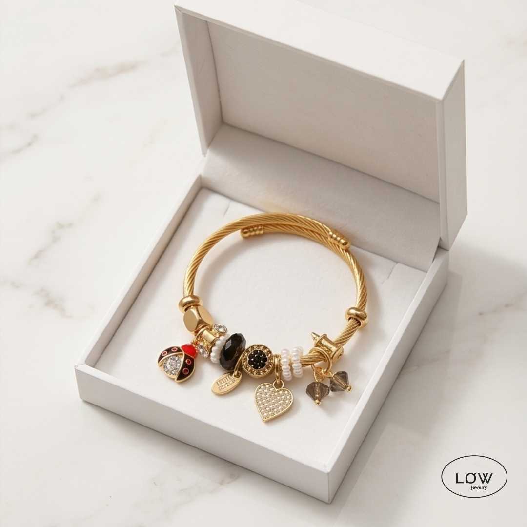 Lucky Ladybug Charm Bracelet Gold fra LØW Jewelry ferdig fylt charmsarmbånd
